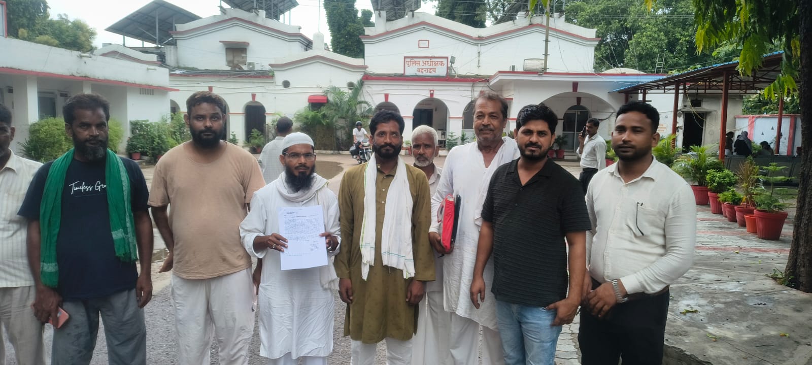 बैराकाजी के ग्रामीणों ने पुलिस अधीक्षक को सौंपा शिकायती पत्र